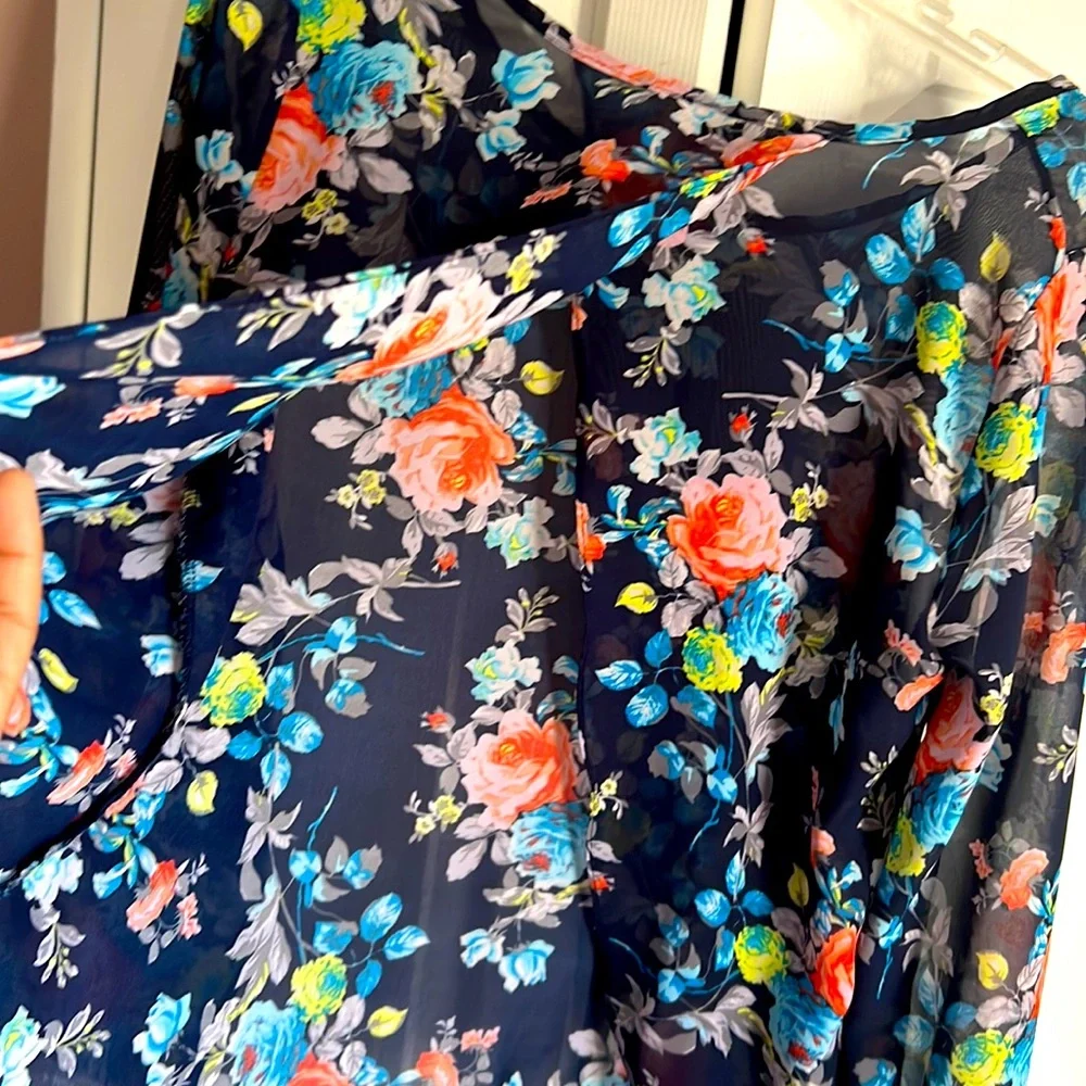 Floral Top - Picture 4 of 4